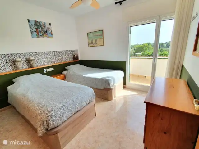 Casa El Toro Rojo | Espagne, Costa Dorada, L'Ametlla de Mar - maison de vacances Une des 3 chambres. Les tailles des chambres sont quasiment identiques et disposent toutes de 2 lits (200x90, pouvant être reliés à un lit double sur demande), placards, miroir, moustiquaires, petit bureau et ventilateur au plafond.