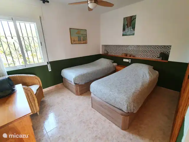Casa El Toro Rojo | Espagne, Costa Dorada, L'Ametlla de Mar - maison de vacances Une des 3 chambres. Les tailles des chambres sont quasiment identiques et disposent toutes de 2 lits (200x90, pouvant être reliés à un lit double sur demande), placards, miroir, moustiquaires, petit bureau et ventilateur au plafond.