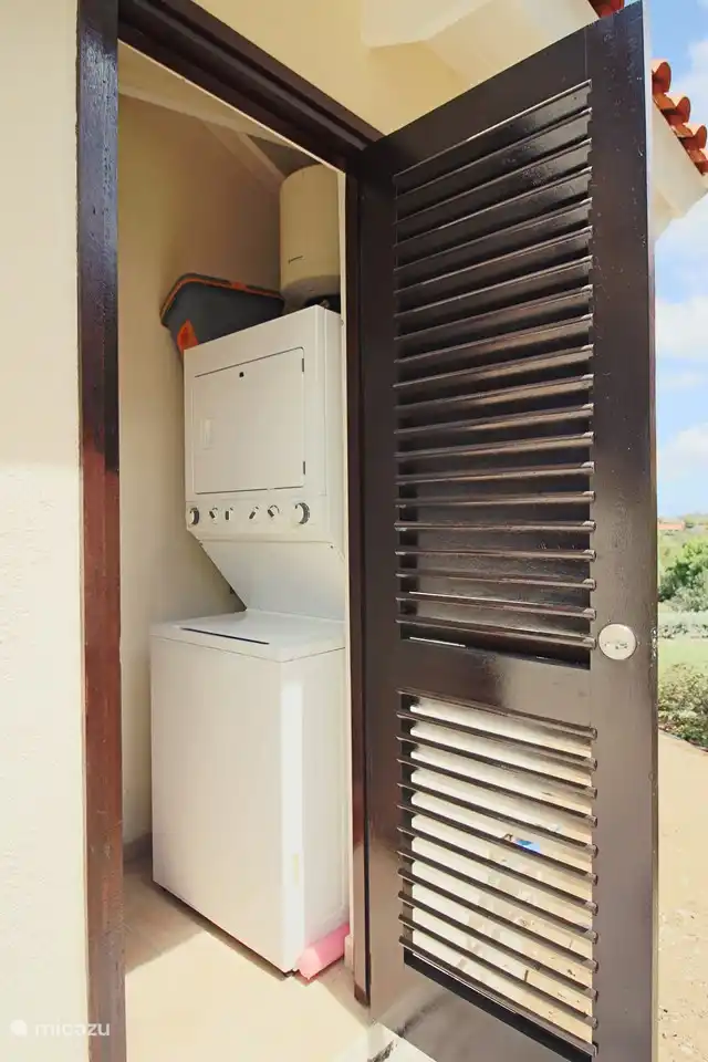 Waschküche mit Waschmaschine und Trockner