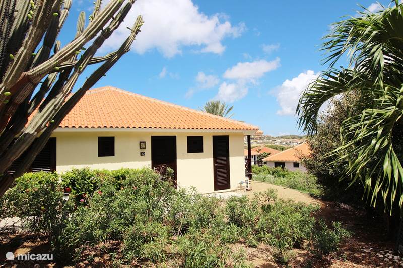Vakantiehuis Curaçao, Curacao-Midden, Blue Bay Vakantiehuis Kleurvolle villa op Blue Bay Resort