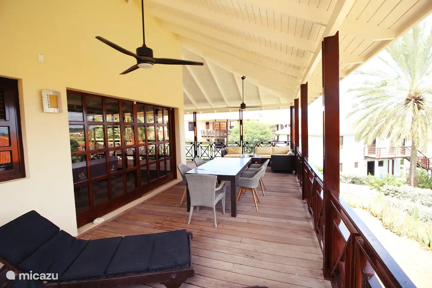 Terrasse mit zwei Sonnenliegen und Esstisch