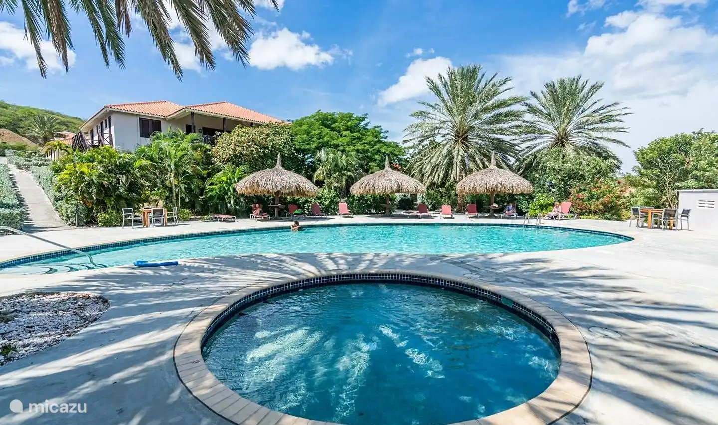 Schwimmbad in der Nähe, aber weit genug entfernt, um nicht zu stören.