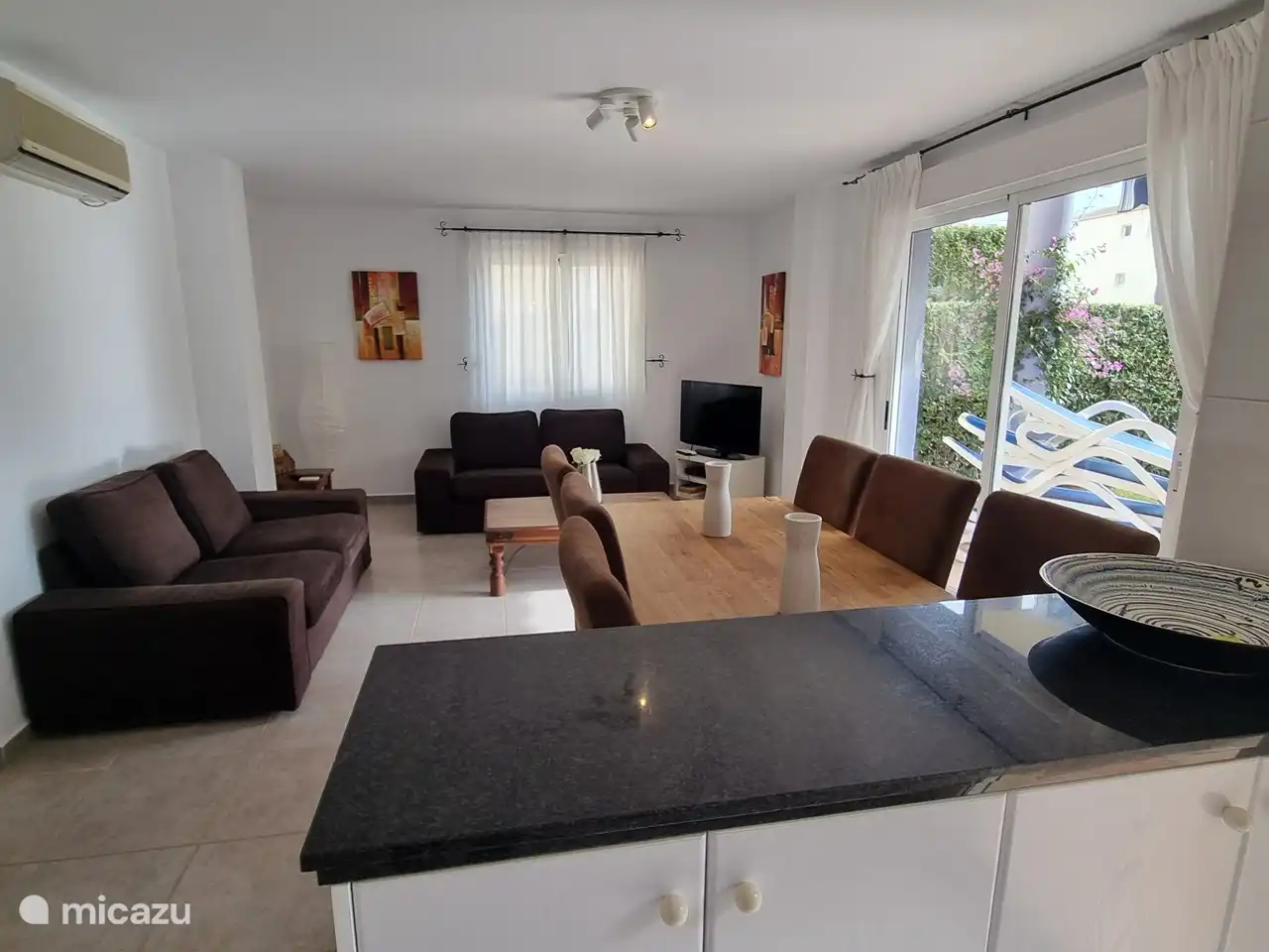 Das Wohnzimmer und die offene Küche