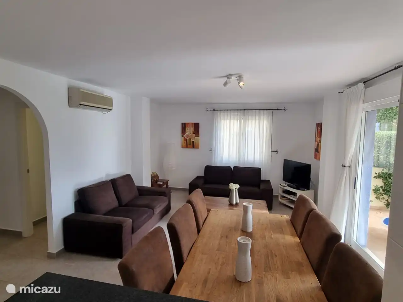 Das Wohnzimmer und Esstisch