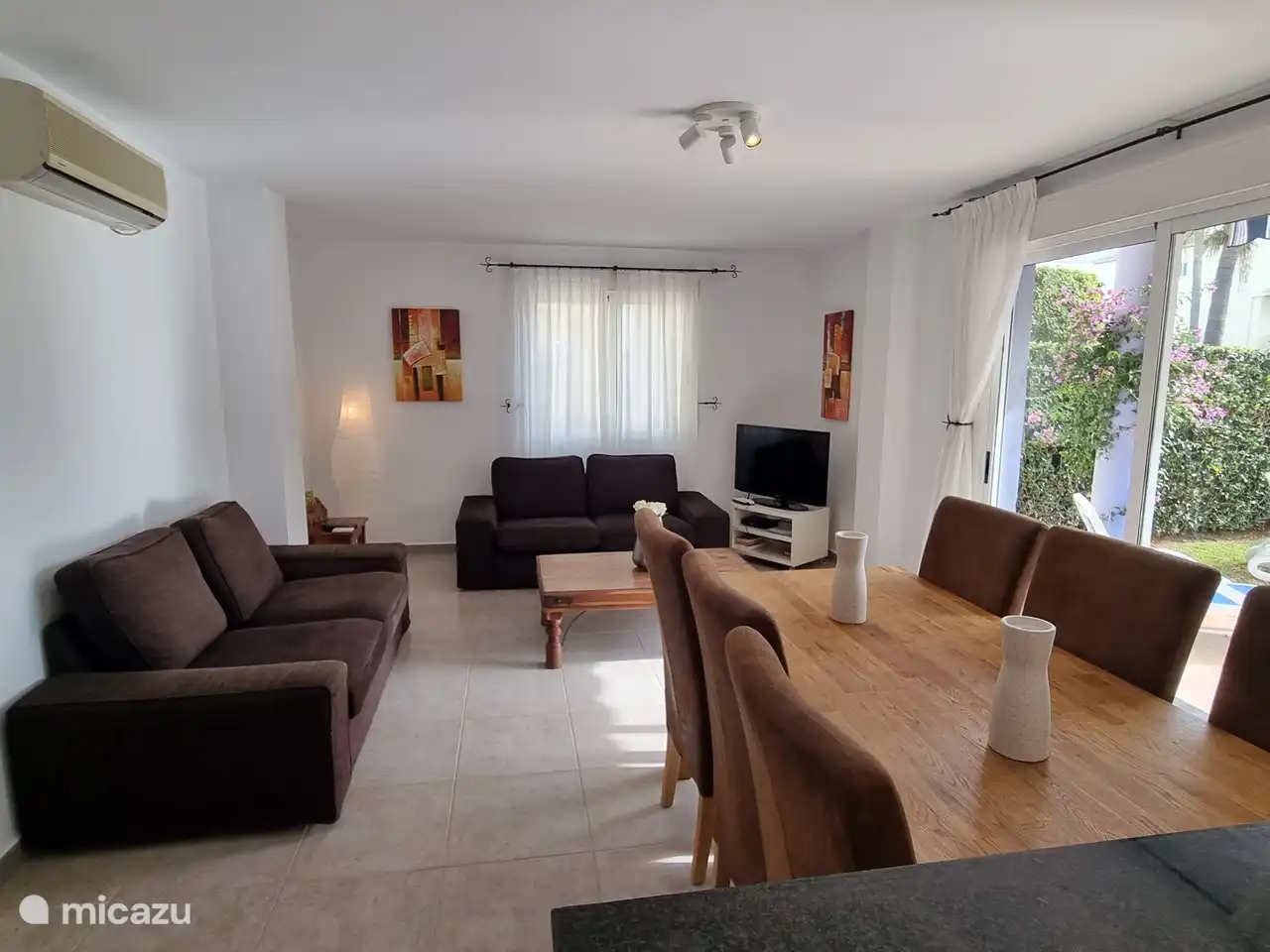 Das Wohnzimmer und Esstisch