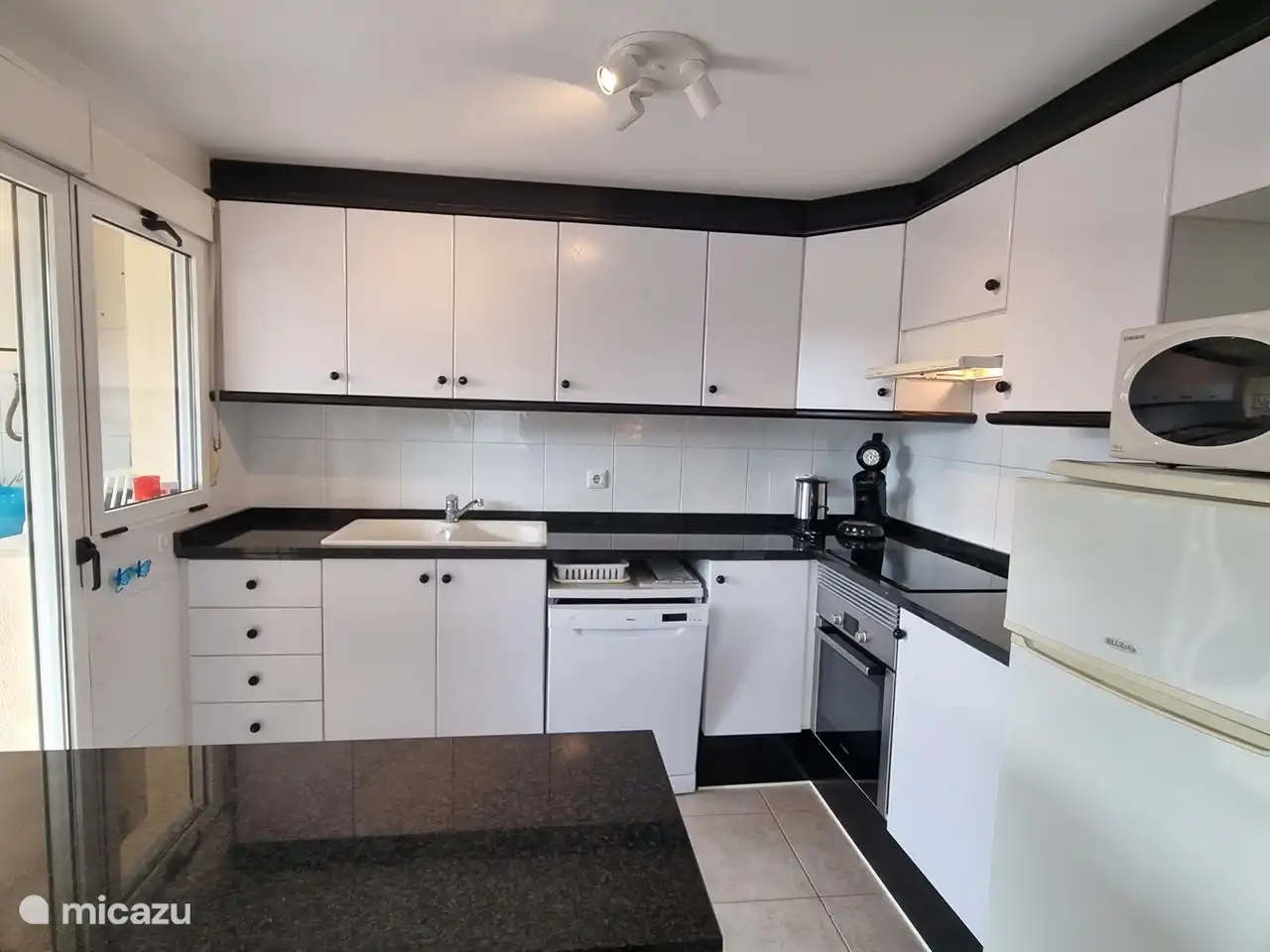 Küche mit allen notwendigen Geräten