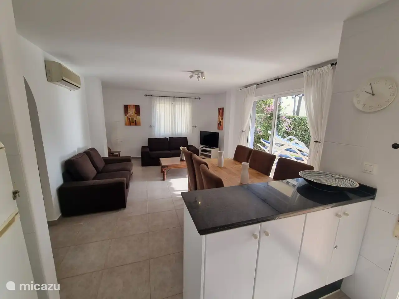 Das Wohnzimmer und die offene Küche