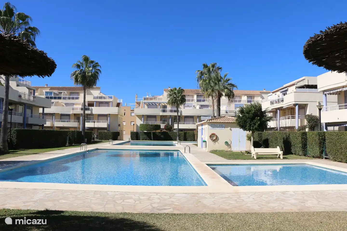 Die beiden Swimmingpools