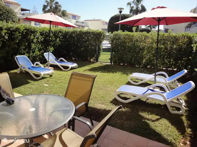 Jardines de Denia 3, rez-de-chaussée 19 | Espagne, Costa Blanca, Dénia - appartement Le jardin avec transats et la terrasse avec table extérieure
