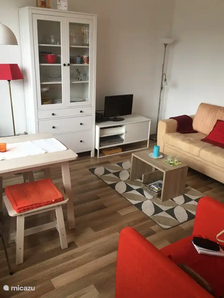 Geschirrschrank griffbereit im Zimmer