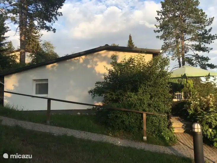 Seitenansicht der Hütte