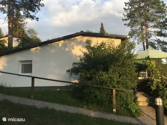 Location de Vacances Allemagne, Sauerland, Husen - Lichtenau, bungalow - Chalet Dalzicht Vue latérale du gîte