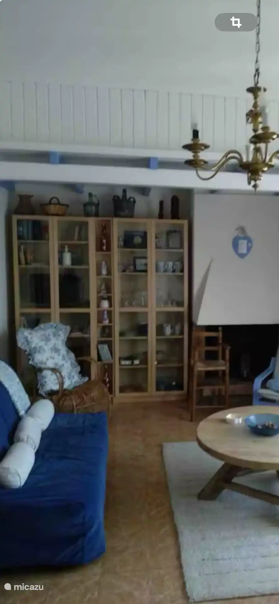 Bücher-/Geschirrschrank im Wohnzimmer. Bücher und Reiseführer in verschiedenen Sprachen. Kinderbücher und Spiele