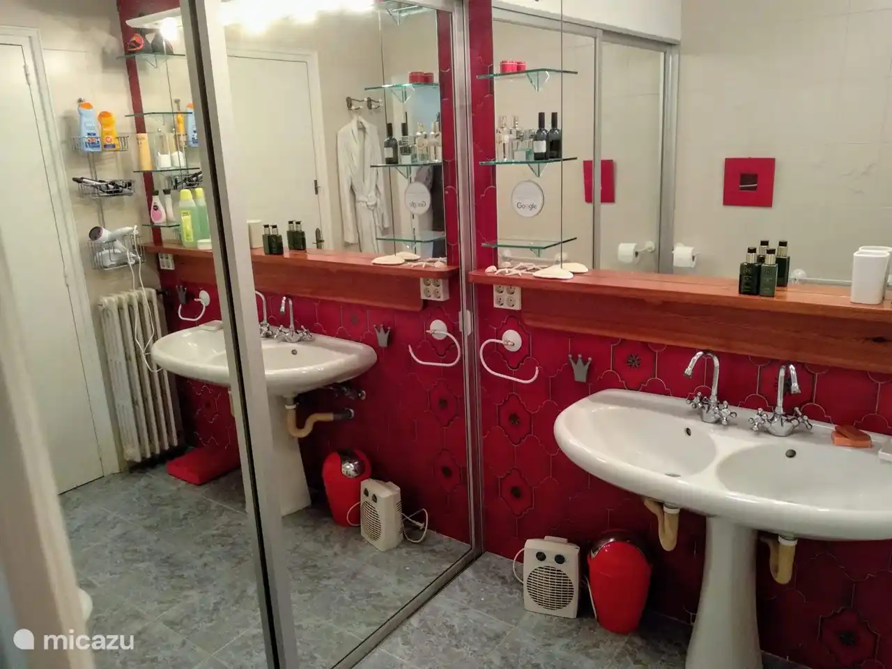 Badezimmer mit Badewanne mit Dusche hinter der Spiegeltür