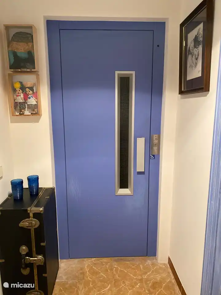 Der Aufzug im ersten Stock, wo sich das S&amp;S befindet