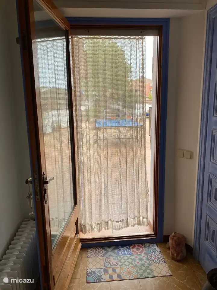 Tür zur Terrasse, wo wir eine Tischtennisplatte und Magnetpfeile haben