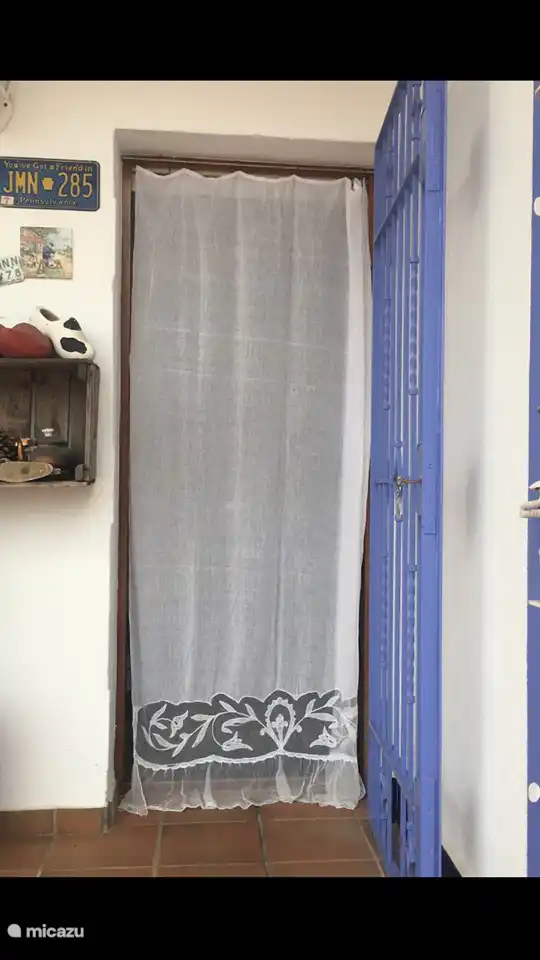 Terrassentür, die Zugang zur Terrasse, zur Waschküche und zum Innenhof bietet