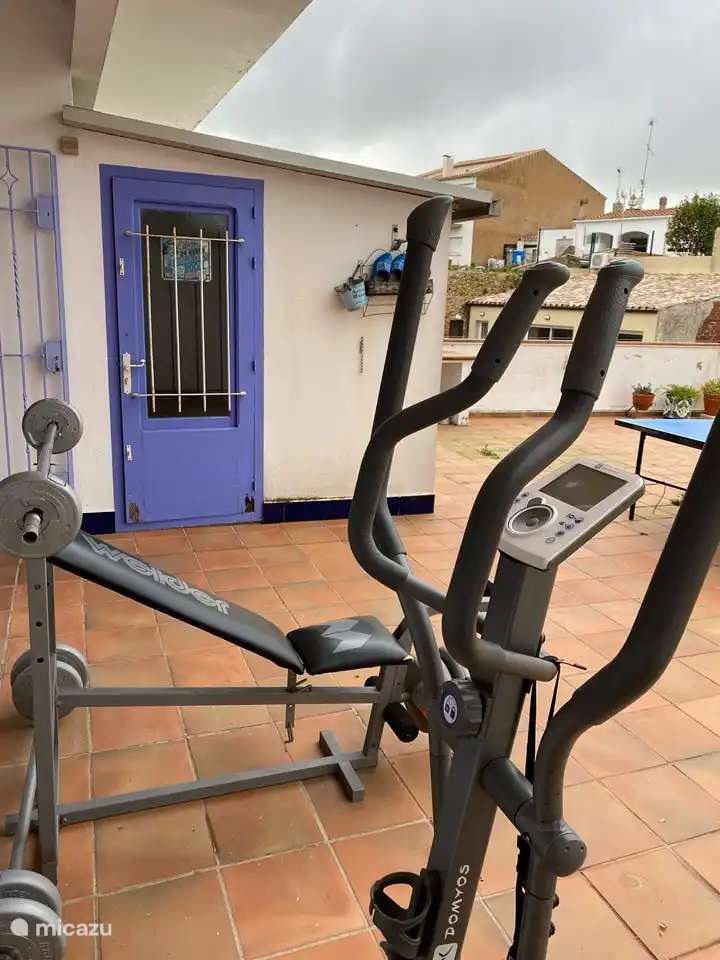 Fitnessgeräte auf der Terrasse