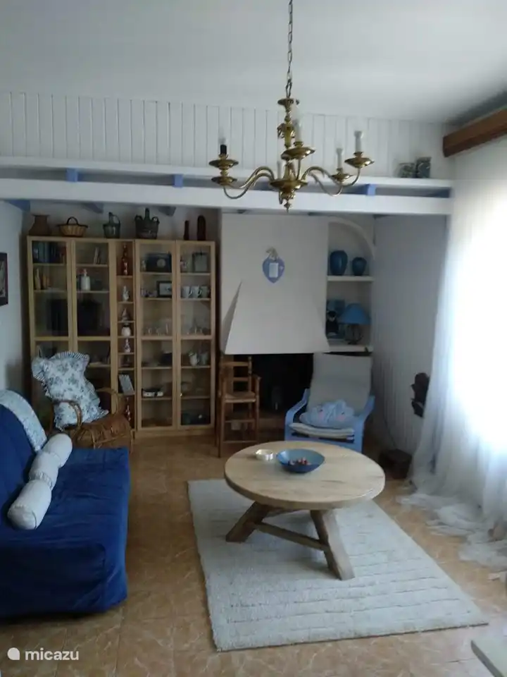 Gemütliches Wohnzimmer mit Doppelschlafcouch