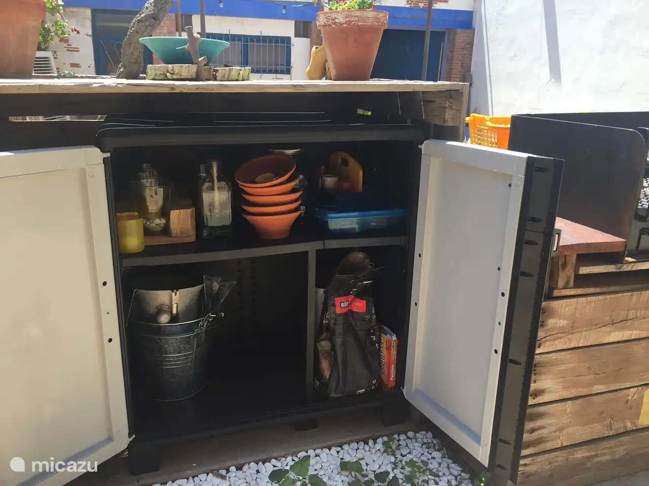 Grillschrank mit allem, was Sie brauchen: Besteck, Teller, Gläser, Salz und Pfeffer, Öl, Holzschneidebrett usw. Mit dem Grill daneben