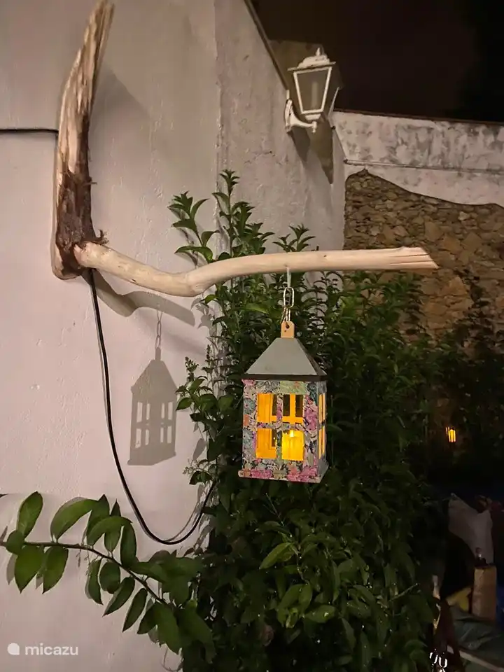 Eines der dekorativen Details der Terrasse