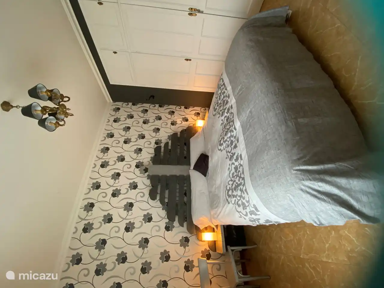 Kingsize-Bett und Einbauschränke im Schlafzimmer