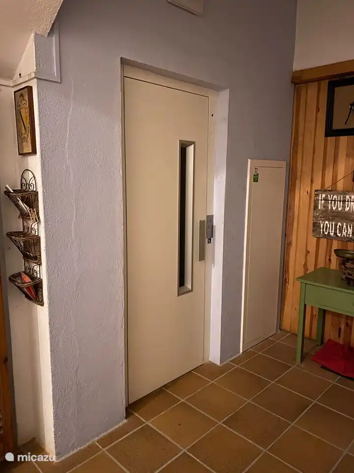 Privater Aufzug im Erdgeschoss neben der Haustür