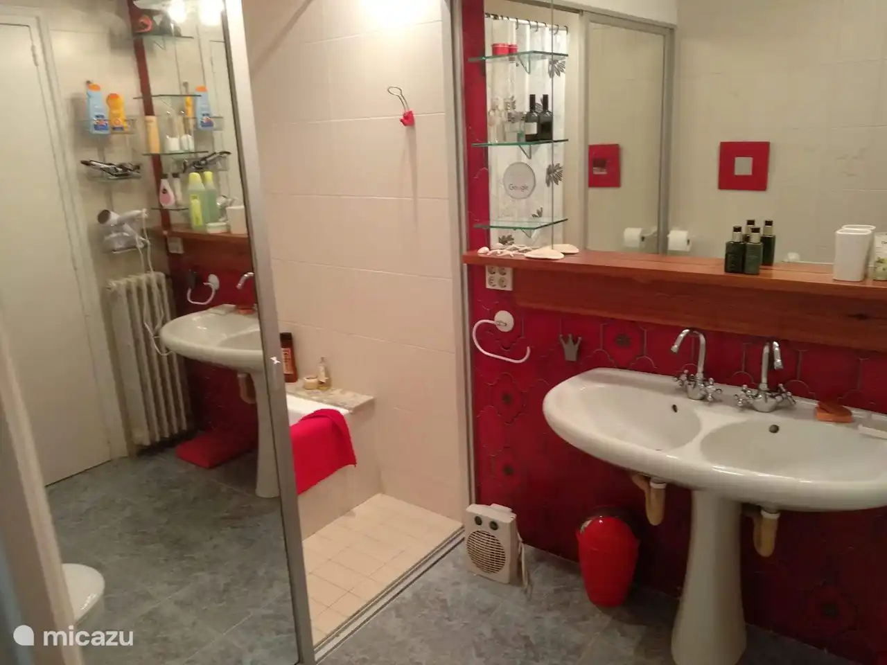 Badezimmer mit großen Spiegelwänden