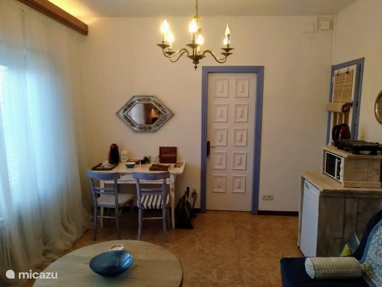 Salon/Wohnzimmer mit Tür zum Schlafzimmer