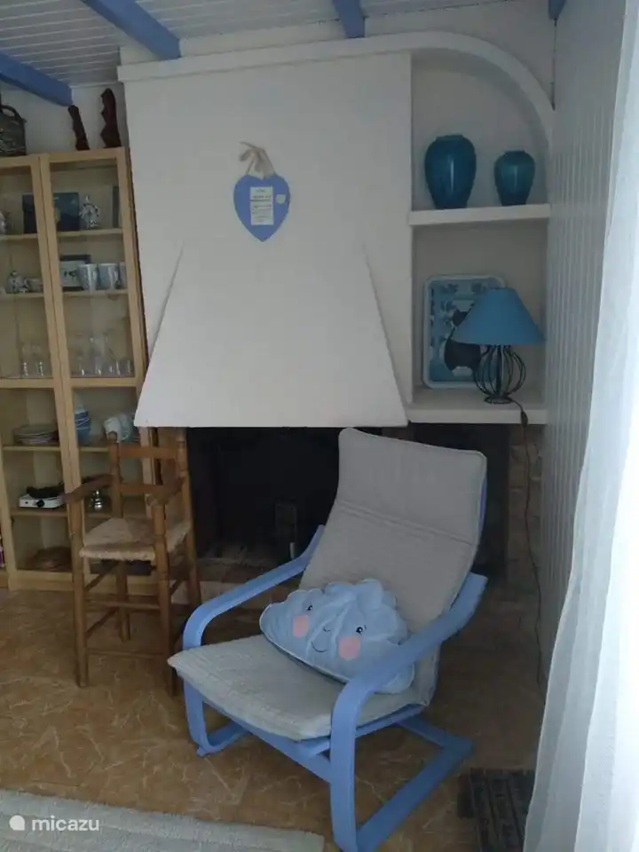 Wohnzimmer mit allem Drum und Dran