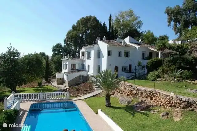 Blick auf das Hauptgebäude