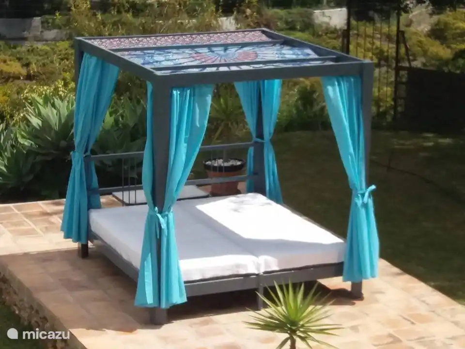 Die Liege neben dem Pool lädt zum Entspannen ein