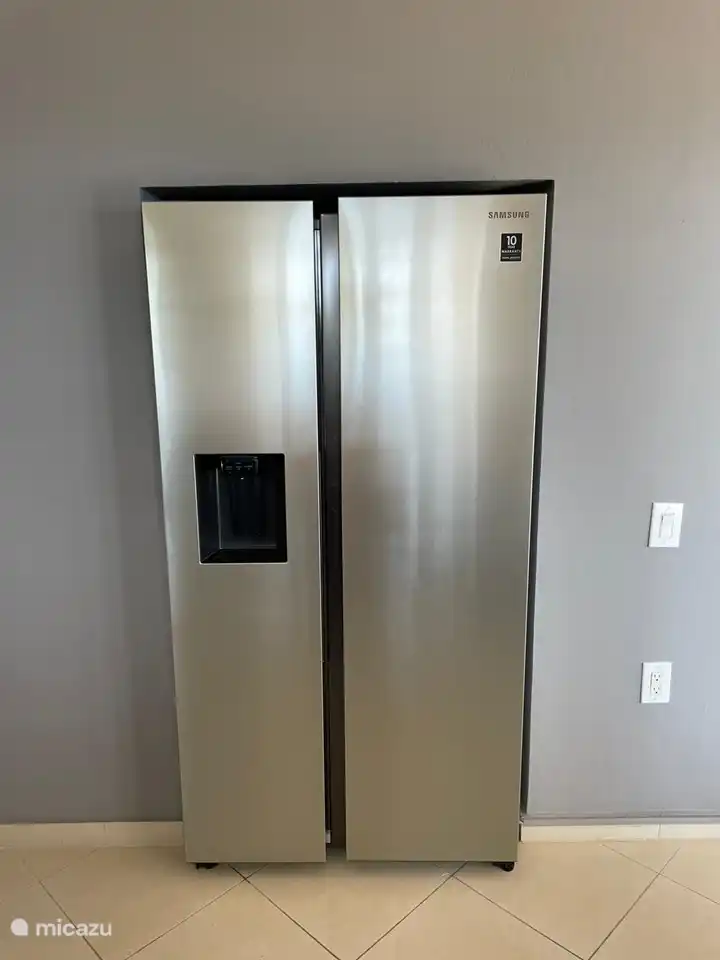 Großer Kühlschrank mit großem Gefrierfach