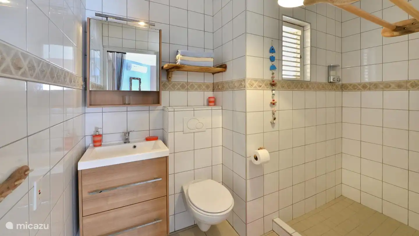 1 der Badezimmer im Erdgeschoss