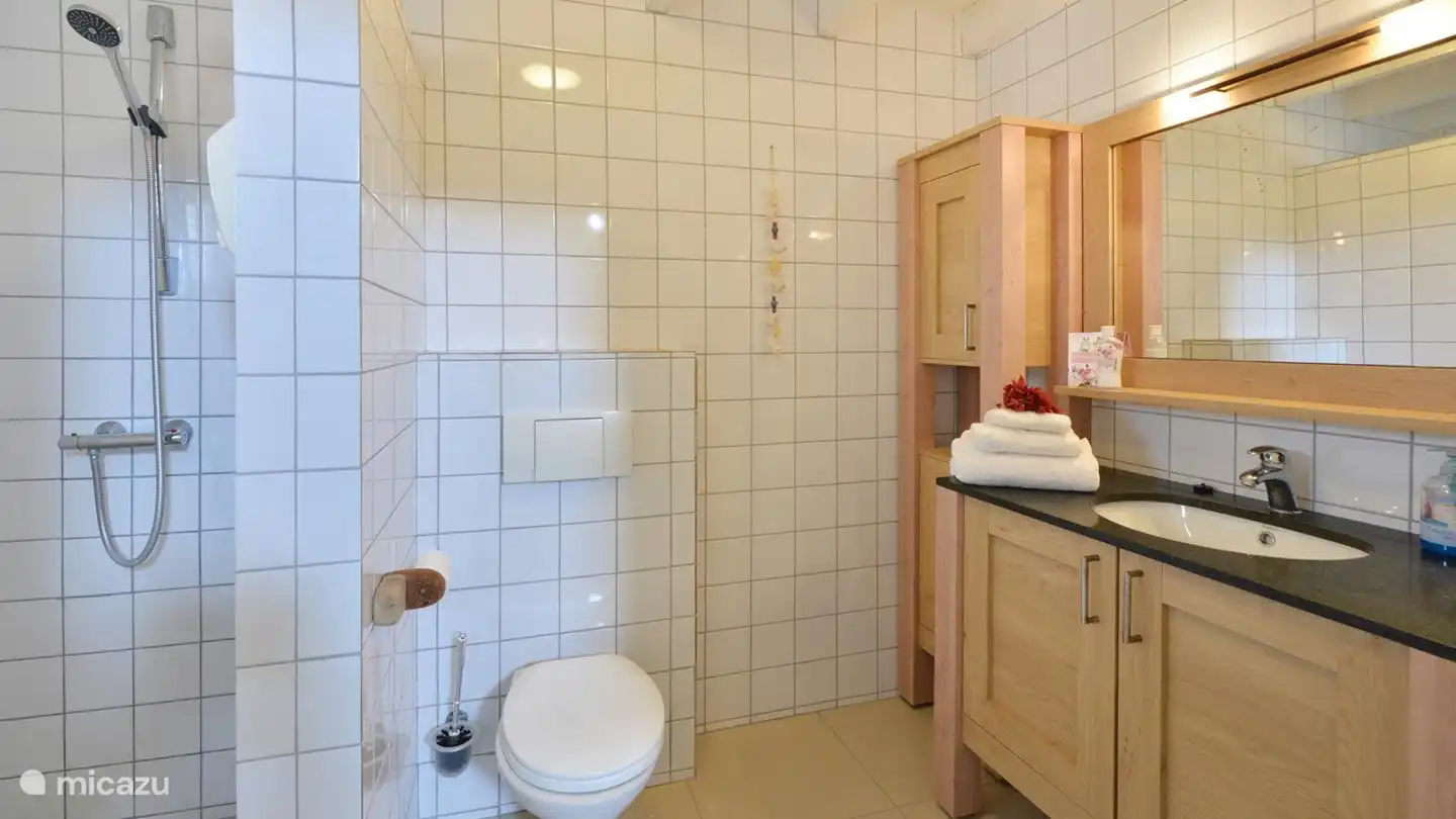 1 des Badezimmers im ersten Stock