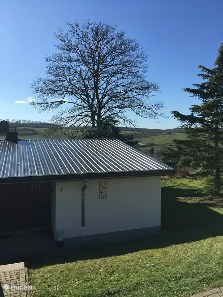 Vor dem Haus mit Eingang