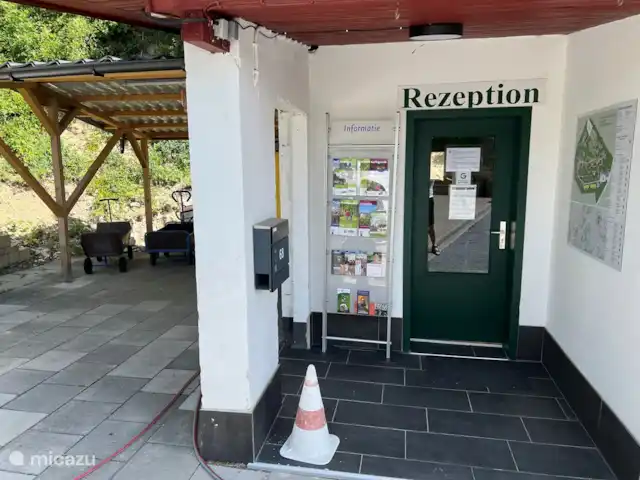 Huisje Mees huren in Duitsland, Sauerland, Husen - Lichtenau - bungalow De kleine receptie bij de ingang van het park. Bolderkarren voor het vervoer van bagage.