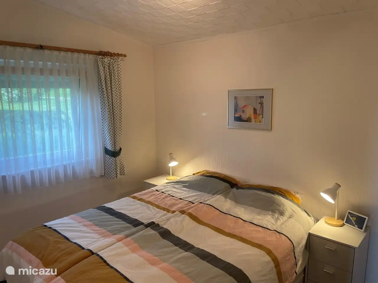 Schlafzimmer mit Blick zur Seite des Hauses.