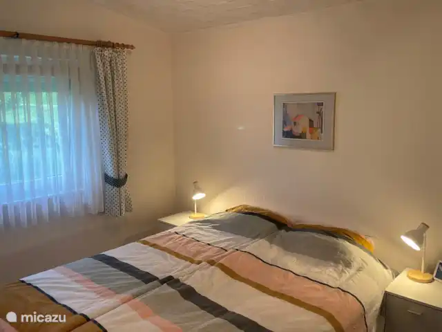 Huisje Mees huren in Duitsland, Sauerland, Husen - Lichtenau - bungalow Slaapkamer met uitzicht aan de zijkant van het huis.