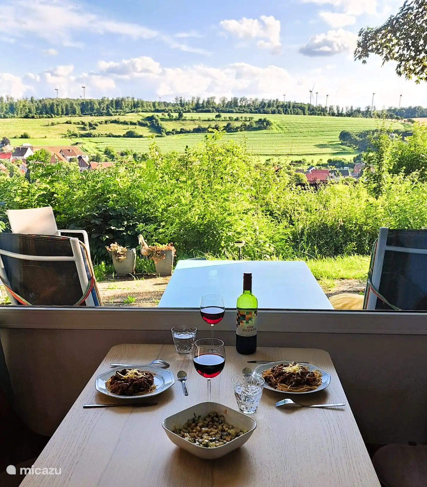 Blick auf das Tal vom Essbereich aus