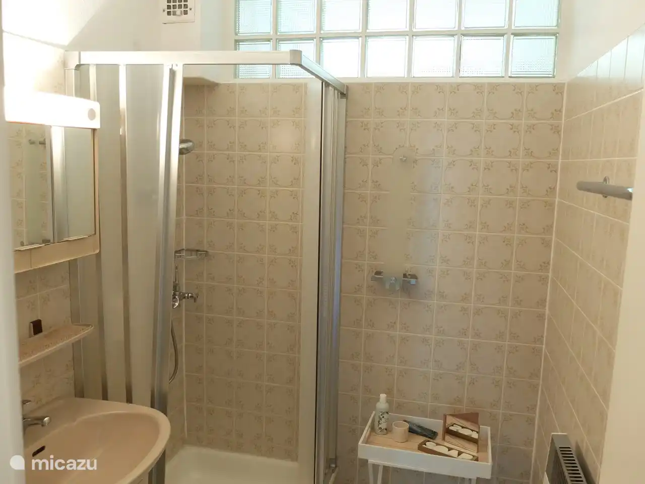 Badezimmer mit Dusche, Waschbecken und Toilette