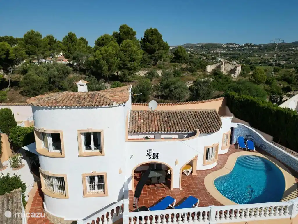 vooraanzicht van het huis en de tuin