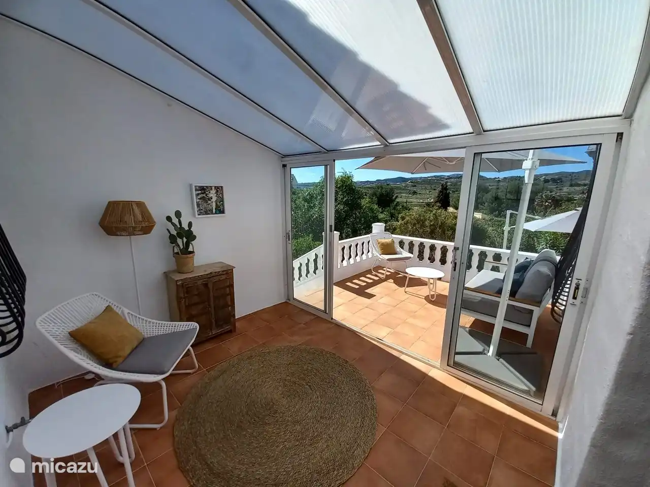 Vue d'ensemble de la terrasse privée depuis la naya