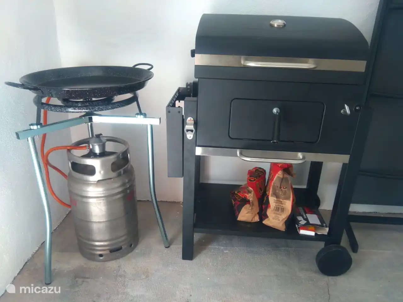 Ou préférez-vous faire une paella traditionnelle ? Aucun problème! En plus du barbecue, un brûleur et une authentique poêle à paella sont prêts pour vous.