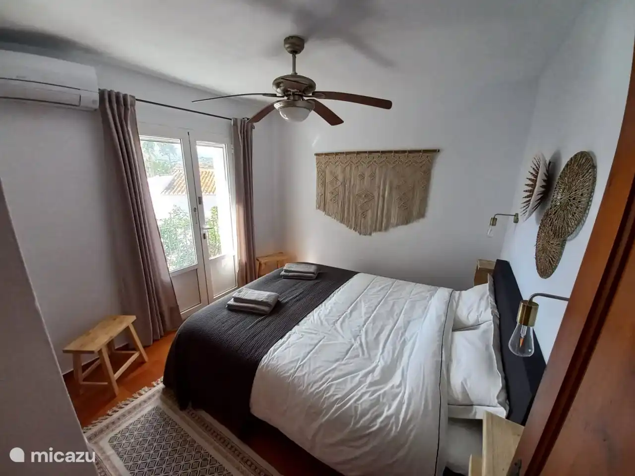 La luxueuse chambre des maîtres. Equipé de climatisation, ventilateur, rangements, tables de chevet et bien sûr prises électriques juste à côté du lit.