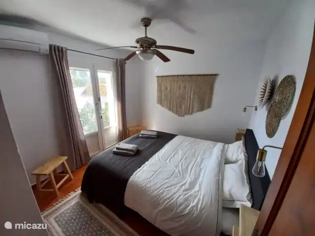 villa estrella de mar en España, Costa Blanca, Moraira - villa El lujoso dormitorio principal. Equipado con aire acondicionado, ventilador, espacio de almacenamiento, mesitas de noche y, por supuesto, tomas de corriente justo al lado de la cama.