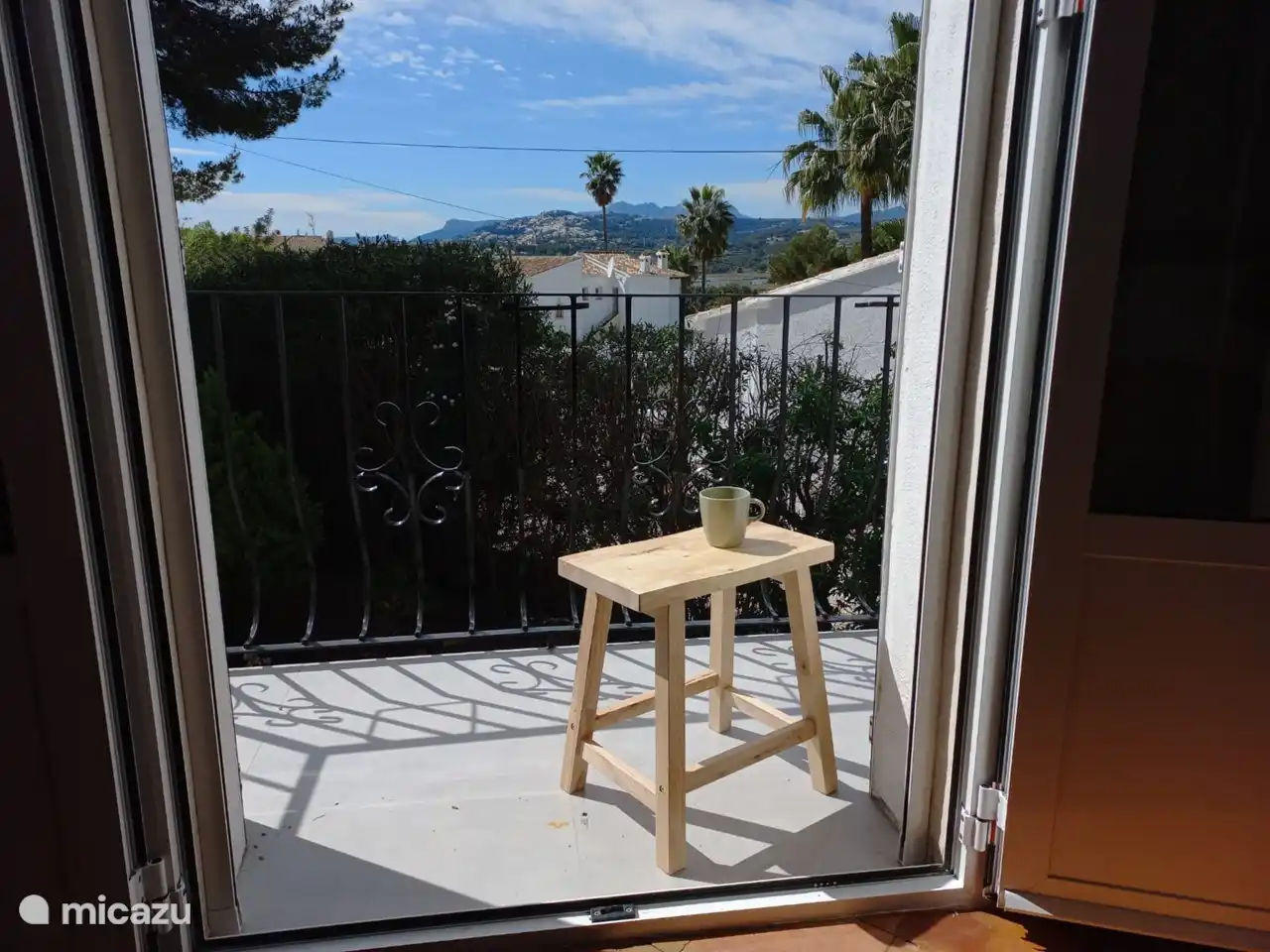 Votre première tasse de café sur votre balcon français (directement adjacent à la chambre principale)