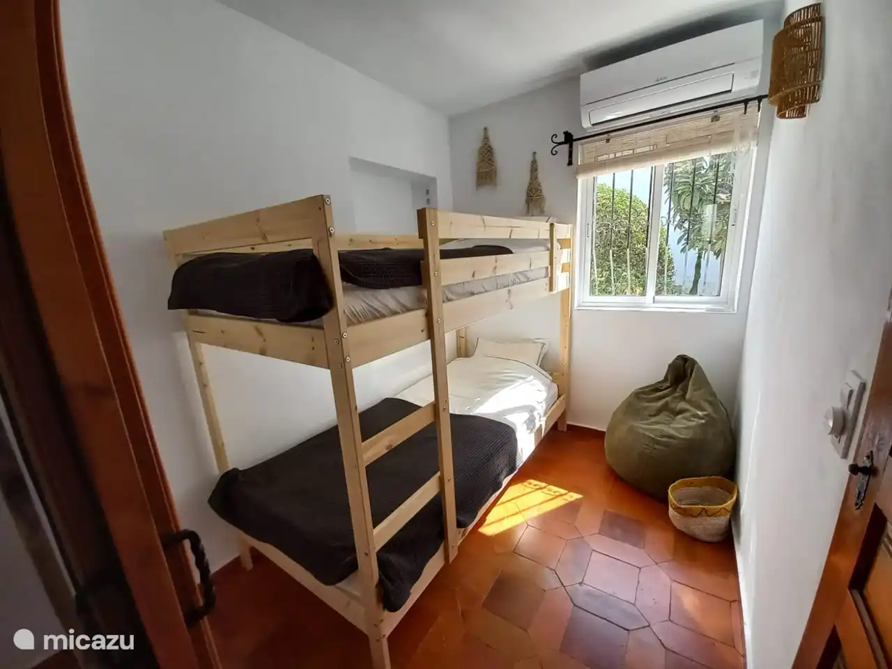 Chambre 3 avec tables de chevet intégrées aux deux « étages ». Très sympa pour les enfants.