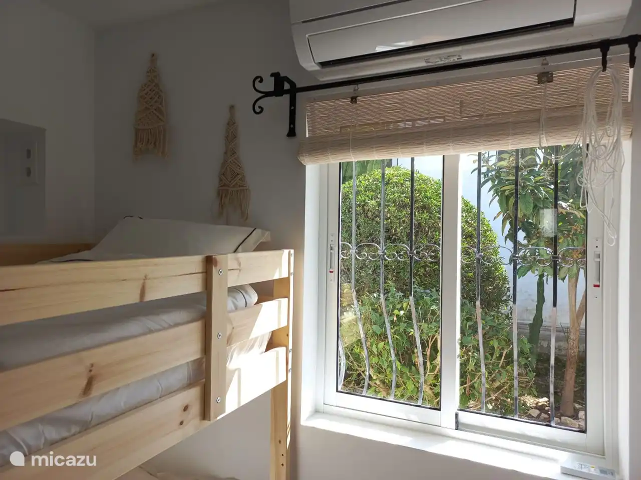 La vue sur le jardin de devant depuis la chambre 3.