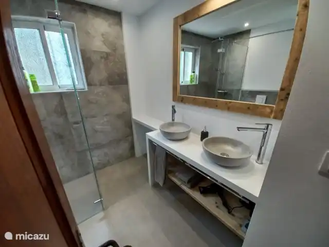 villa estrella de mar en España, Costa Blanca, Moraira - villa El baño de alta gama. Con lavabo doble y grifería GROHE de alta gama.